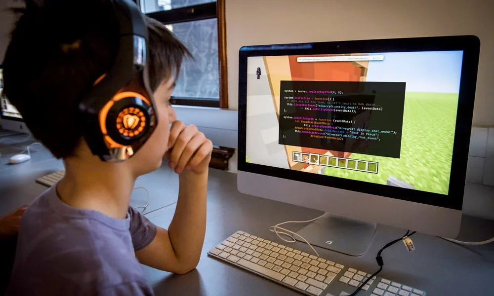 Un enfant faisant du code informatique sur Minecraft