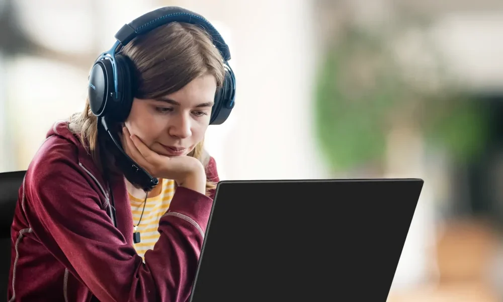 Jeune fille concentrée sur son cours en ligne de conception de jeux vidéo